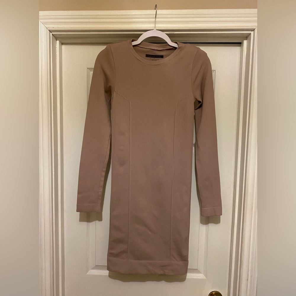 Thatcher Collection Women’s Body con Dress. Size M/L. Color light mauve